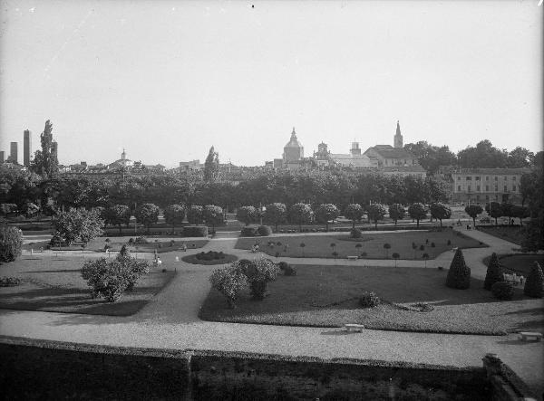 Pavia - Veduta del giardino all'italiana dal lato occidentale del Castello visconteo / Pavia - Viale XI febbraio - Palazzo dello I.A.C.P.