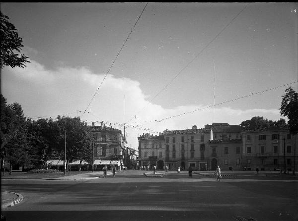 Pavia - Veduta di piazza Castello con passanti