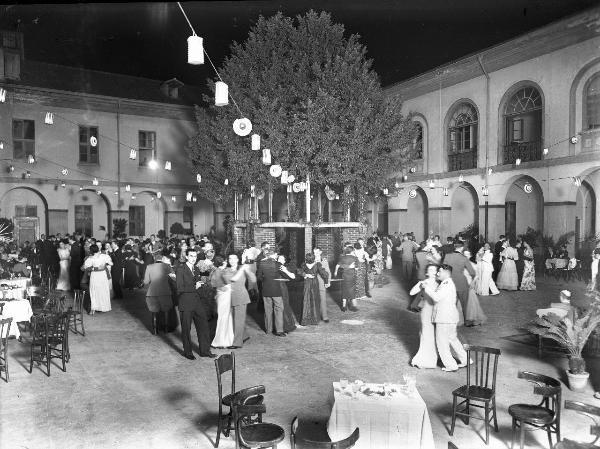 Pavia - Ex Caserma Gen. Federico Menabrea - Cortile occidentale dell'Università degli Studi di Pavia - Gruppo di persone danzanti