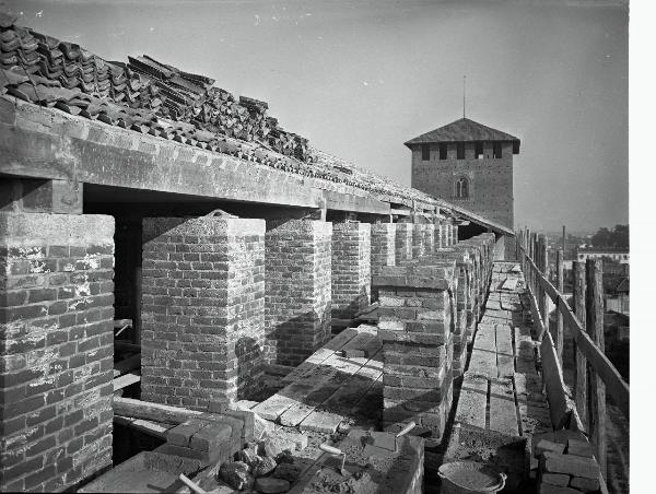 Pavia - Castello visconteo - Lato meridionale - Lavori lungo le merlature