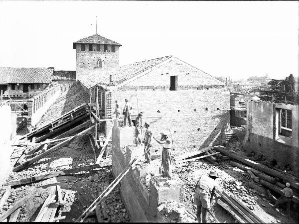 Pavia - Castello visconteo - Operai al lavoro