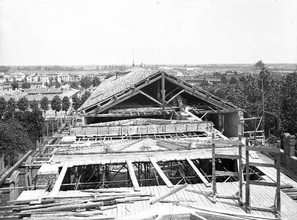 Pavia - Castello visconteo - Lato occidentale - Lavori per la realizzazione del tetto - Città sullo sfondo