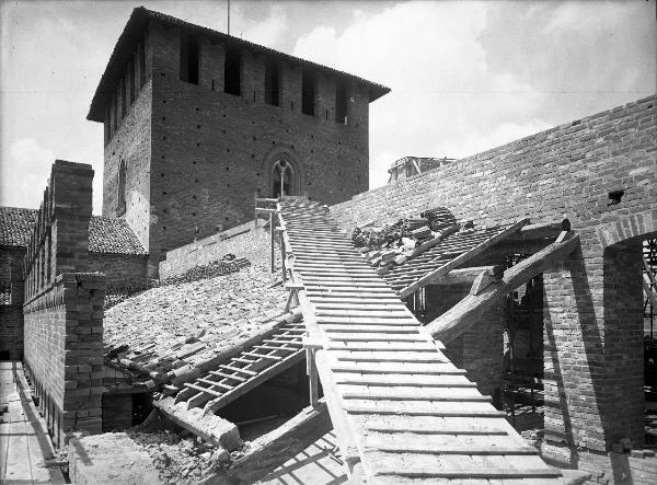 Pavia - Castello visconteo - Lavori sul tetto