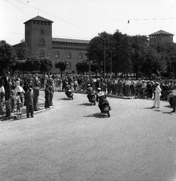 Pavia - Piazza Castello - Gara motociclistica - Folla di persone - Castello visconteo