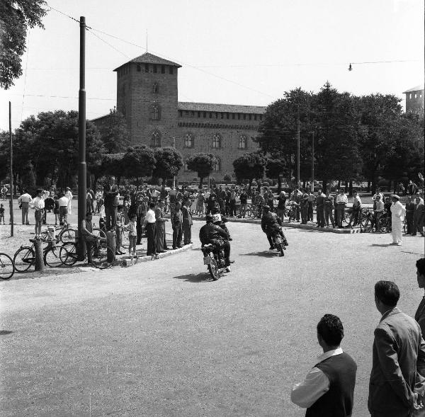 Pavia - Piazza Castello - Gara motociclistica - Folla di persone - Castello visconteo