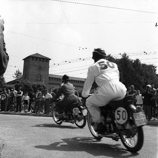 Pavia - Piazza Castello - Vigile motociclista - Gara motociclistica - Folla di persone - Castello visconteo