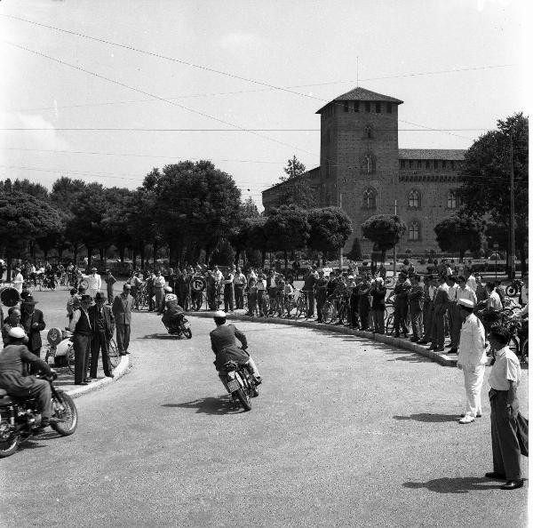 Pavia - Piazza Castello - Gara motociclistica - Folla di persone - Castello visconteo