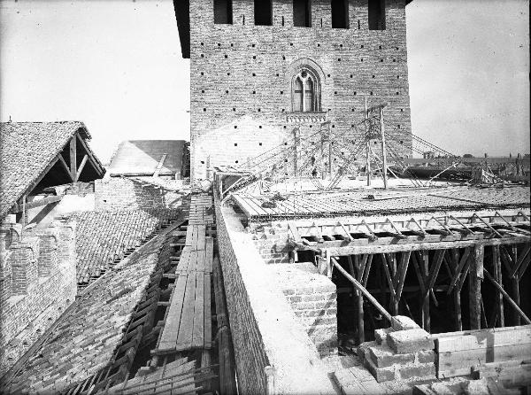 Pavia - Castello visconteo - Lavori sul tetto - Impalcature lignee