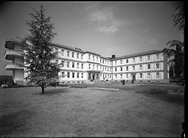 Pavia - Viale Taramelli - Veduta della facciata dell'Istituto per l'Assistenza all'Infanzia "Sante Zennaro" con giardino antistante