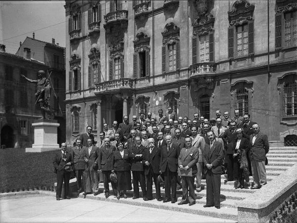 Ritratto di gruppo - Carlo Vercesi con un gruppo di medici - Pavia - Piazza del Municipio 2 - Palazzo Mezzabarba