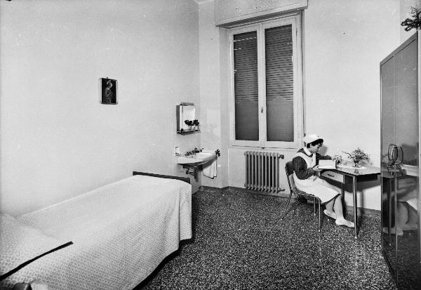 Pavia - Ospedale Policlinico San Matteo - Camera ad un letto della Scuola Convitto professionale con gruppo di infermiere