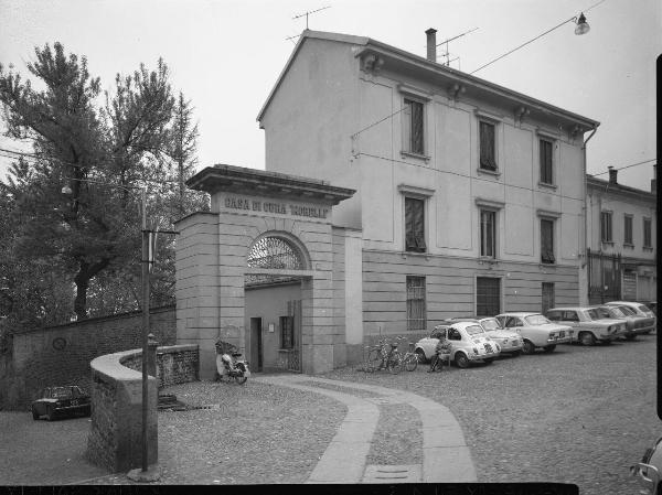 Pavia - Piazza XXV maggio - Casa di cura «E. Morelli» - Autovetture e motocicli