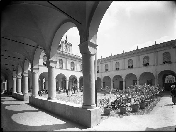 Pavia - Viale Matteotti 63 - Casa di riposo «F. Pertusati» - Scorcio panoramico del cortile d'ingresso - Gruppi di donne e uomini anziani con suore nel giardino fiorito