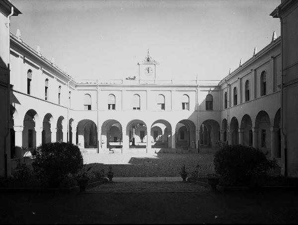 Pavia - Viale Matteotti 63 - Casa di riposo «F. Pertusati» - Veduta del cortile d'ingresso - Siepi ai lati della breve scalinata che introduce al cortile