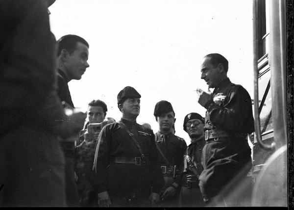 Mortara - Stazione ferroviaria - Achille Starace davanti al vagone del treno - Gruppo di fascisti in divisa