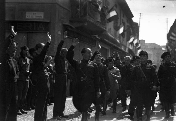 Mortara - Achille Starace - Gruppo di fascisti in divisa schierato lungo la via cittadina