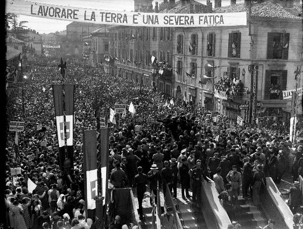 Mortara - Corso Garibaldi - Folla assiepata - Striscione con scritta