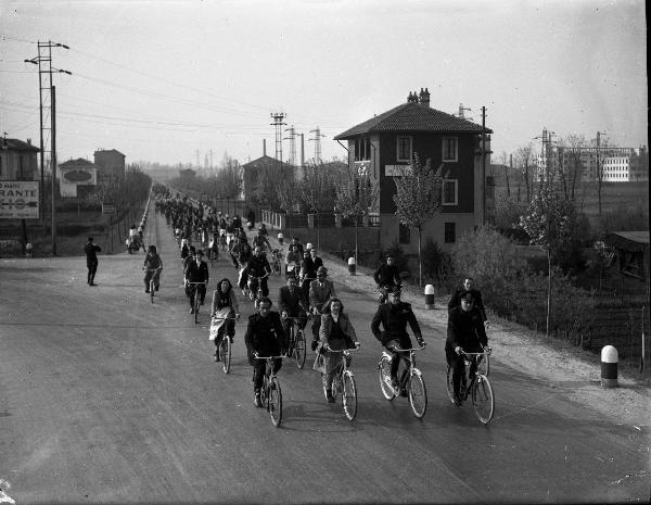 Pavia - Manifestazione polisportiva - Gruppo di persone in bicicletta, alcuni in divisa fascista