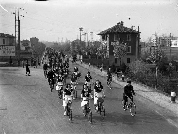 Pavia - Manifestazione polisportiva - Gruppo di persone in bicicletta, alcuni in divisa fascista