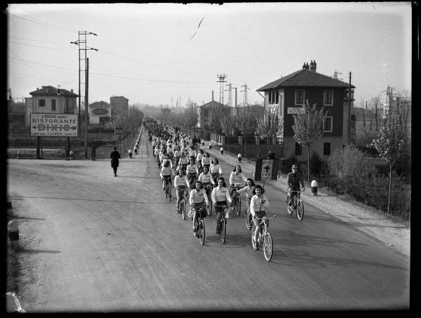 Pavia - Gruppo Nazionale del Dopolavoro (O.N.D.) - Manifestazione polisportiva - Donne in bicicletta - Stendardo O.N.D. Fivre