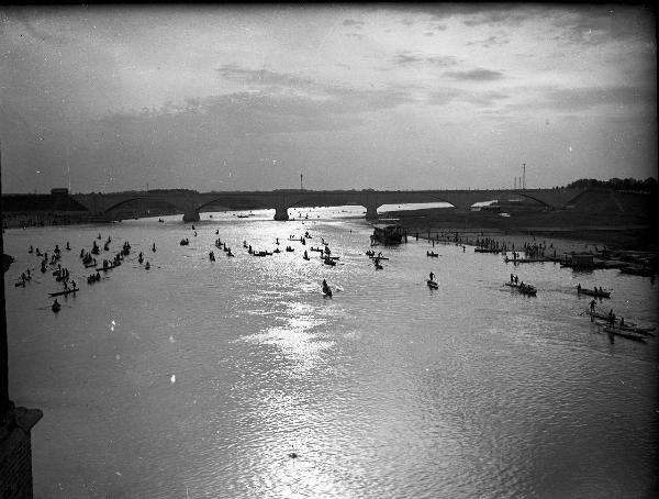 Pavia - Gruppo Nazionale del Dopolavoro (O.N.D.) - Manifestazione polisportiva - Barche sul fiume Ticino - Gruppo di persone - Ponte Nuovo dell'Impero (ora della Libertà)