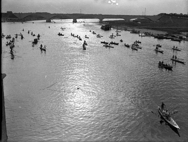 Pavia - Gruppo Nazionale del Dopolavoro (O.N.D.) - Manifestazione polisportiva - Barche sul fiume Ticino - Gruppo di persone - Ponte Nuovo dell'Impero (ora della Libertà)