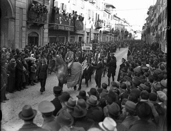 Garlasco - Festa del Carnevale - Gruppo di uomini in costume a cavallo - Cartiglio con la scritta "OND FRAZIONALE/ S. BIAGIO" - Folla di persone ai lati della strada