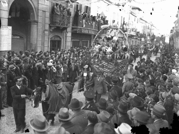 Garlasco - Festa del Carnevale - Carro allegorico con bambini mascherati - Folla di persone disposte ai lati della strada