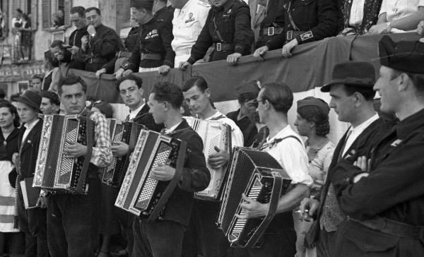 Garlasco - Piazza della Repubblica (già Vittorio Emanuele II) - Festa delle mondine - Fisarmonicisti in primo piano - Palco delle autorità con esponenti del Partito Fascista