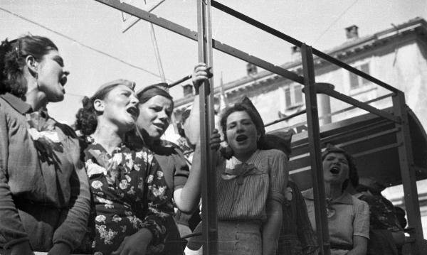 Garlasco - Festa delle mondine - Carro allegorico con gruppo di donne che intonano un canto