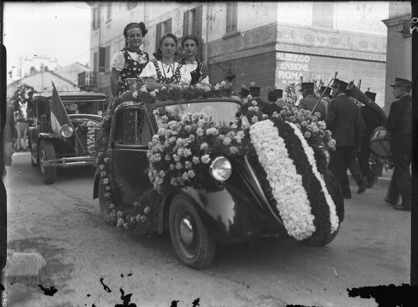 Ritratto femminile - Tre giovani donne in abiti tradizionali in piedi su un'autovettura addobbata di fiori - Salice Terme - IX Festa nazionale dell'uva