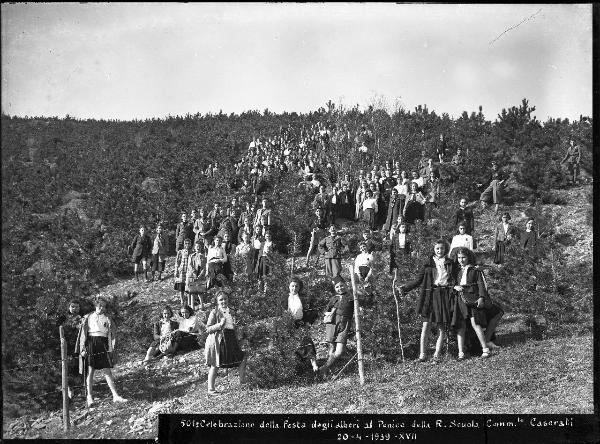 Ritratto di gruppo - Rappresentanti della Milizia Nazionale Forestale con gli alunni della Regia Scuola Casorati - Passo del Penice - Festa degli alberi