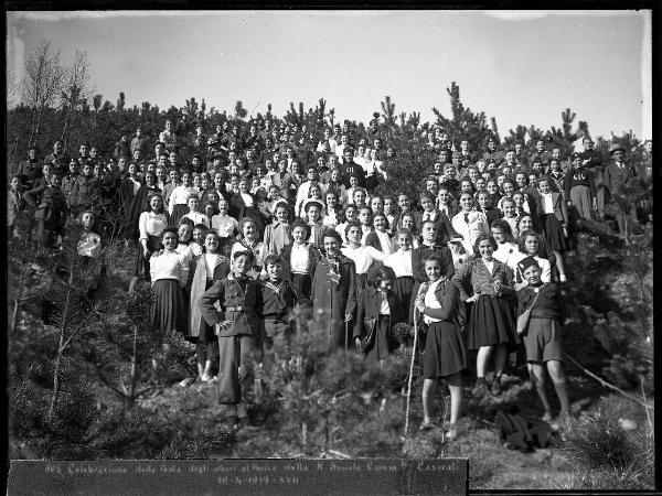 Ritratto di gruppo - Rappresentanti della Milizia Nazionale Forestale con gli alunni della Regia Scuola Casorati - Passo del Penice - Festa degli alberi