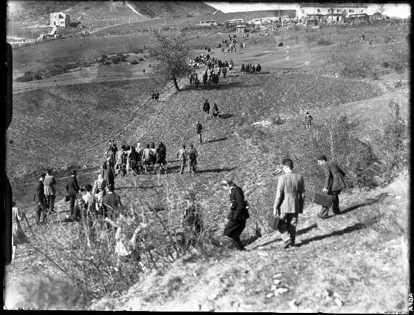 Passo del Penice - Festa degli alberi - Persone, alcune in divisa, percorrono le alture - Abitazione con cinque autobus in sosta sullo sfondo