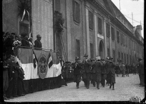 Pavia - Corso Strada Nuova - Banda di alpini - Palco delle autorità a sinistra dell'immagine, disposto lungo la facciata dell'università degli Studi di Pavia - Corone di fiori ai lati della lapide