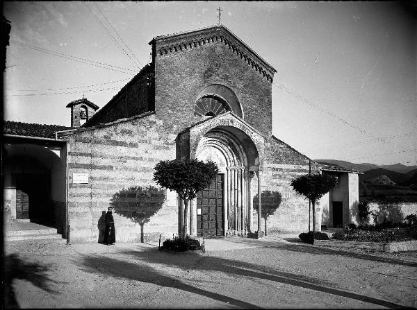 Oltrepo pavese - Varzi - Chiesa dei Cappuccini prima dei lavori di restauro del 1971 - Facciata con frate