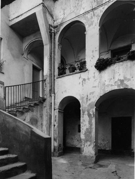 Oltrepo pavese - Varzi - Centro storico - Cortile con abitazione