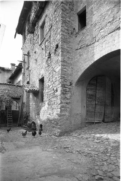 Oltrepo pavese - Varzi - Abitazione in pietra nel centro storico - Figura femminile - Gruppo di galline