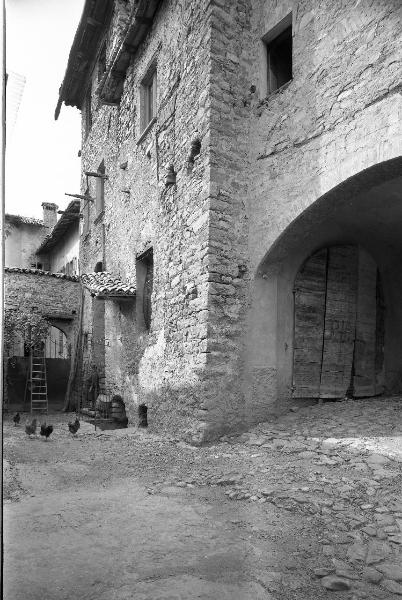 Oltrepo pavese - Varzi - Abitazione in pietra nel centro storico - Figura femminile - Gruppo di galline