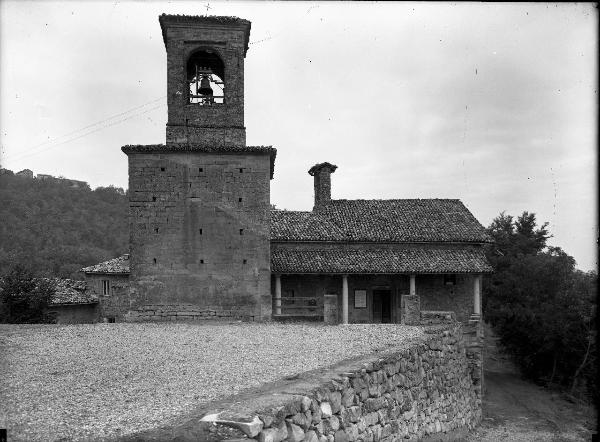 Ponte Nizza - Veduta dell'Eremo di Sant Alberto di Butrio - Colline sullo sfondo - Vegetazione a destra dell'immagine