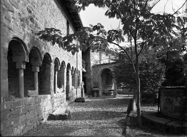 Ponte Nizza - Cortile dell'Eremo di Sant Alberto di Butrio - Chiostro a sinistra