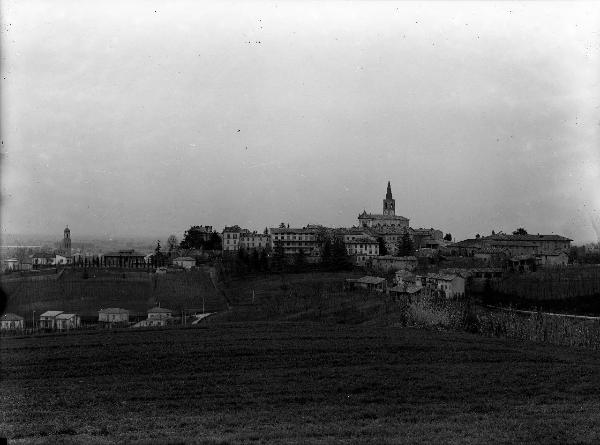 Casteggio - Panorama - Chiesa di San Pietro Martire e campanile della chiesa del Sacro Cuore - Colline sullo sfondo