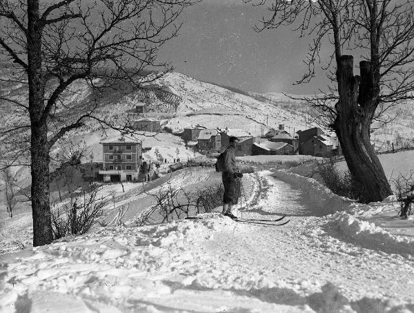 Ritratto maschile - Sciatore - Passo del Brallo innevata - Abitazioni con l'albergo Appennino Pavese sullo sfondo