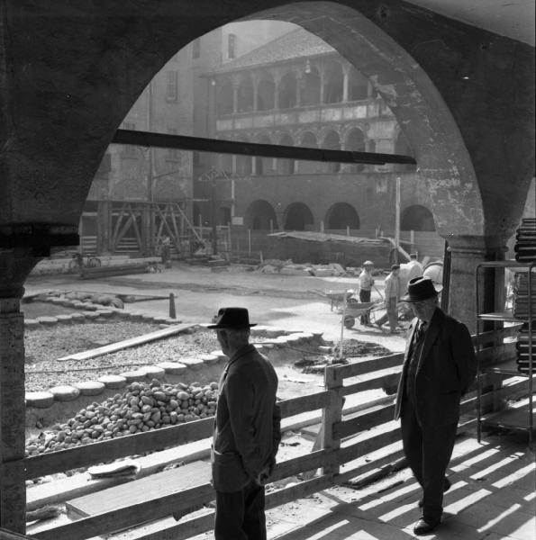 Pavia - Piazza della Vittoria (già piazza Grande) - Lato sud - Pavimentazione