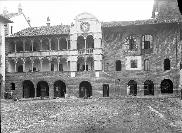 Pavia - piazza della Vittoria - Broletto - facciata