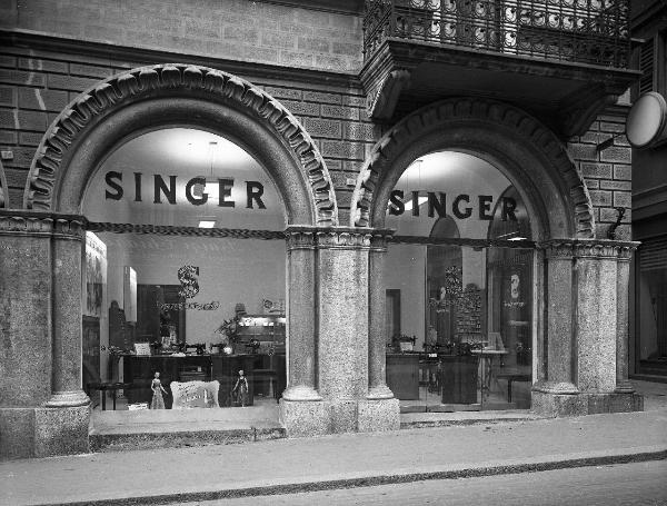 Pavia - Strada Nuova - negozio Singer - interno