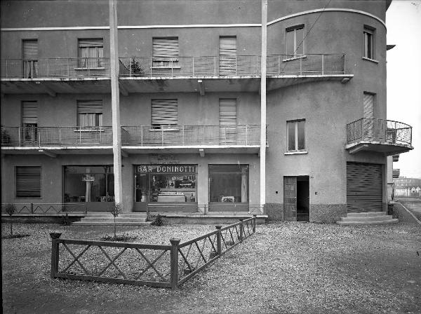 Pavia - Pavia - Viale Ludovico il Moro (rondò) - palazzo - Bar Doninotti - esterno