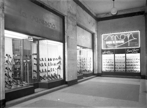 Pavia - Corso Cavour - palazzo Castelli - portici detti della Varesina - negozio - calzature "La Varesina Mazzucchelli" - vetrine