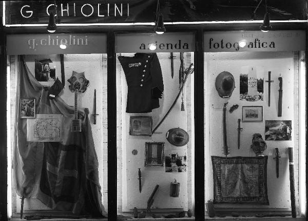 Pavia - negozio - G. Chiolini - vetrina - 4 novembre
