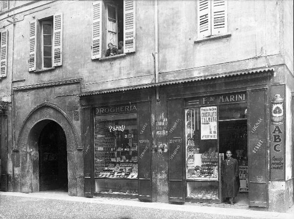 Pavia - Via XX Settembre 6 - negozio - Drogheria Marini - vetrine